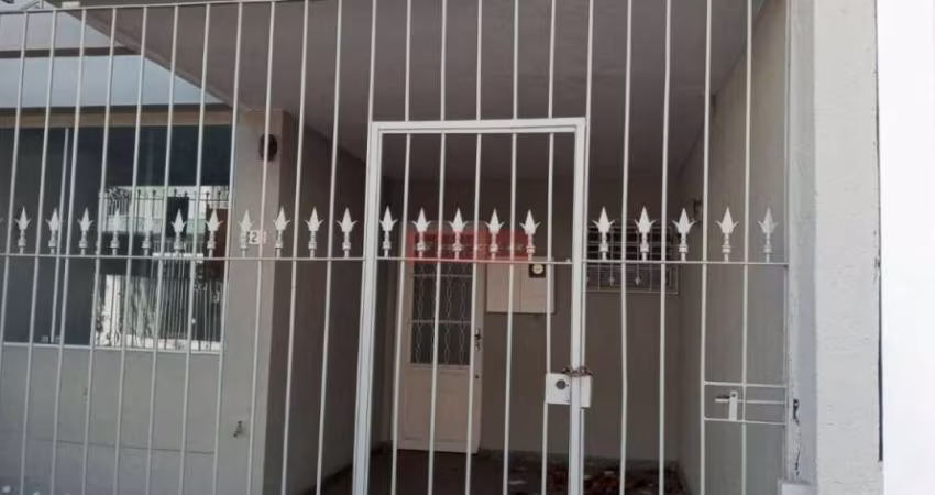 Casa na Chác. St. Antônio, 124 m de terreno, 3 dorm, 2 sakas, 2 banheiros, 1 vaga.