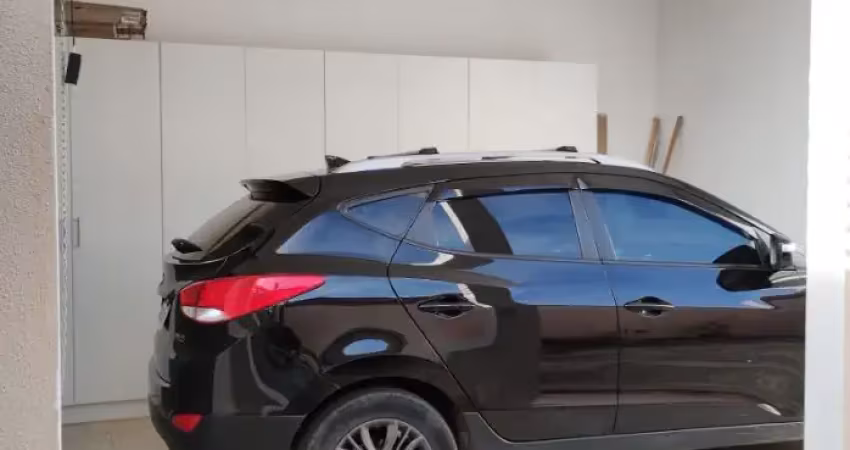 Casa excelente com portão da garagem comercial eletronico, segunda garagem portão maxcial com motor.