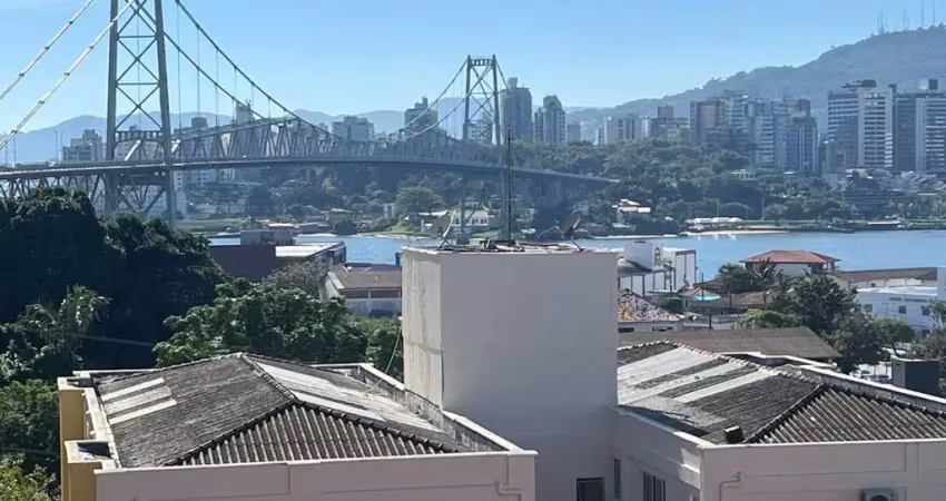 Casa à venda na Rua Visconde de Cairú, 412, Estreito, Florianópolis