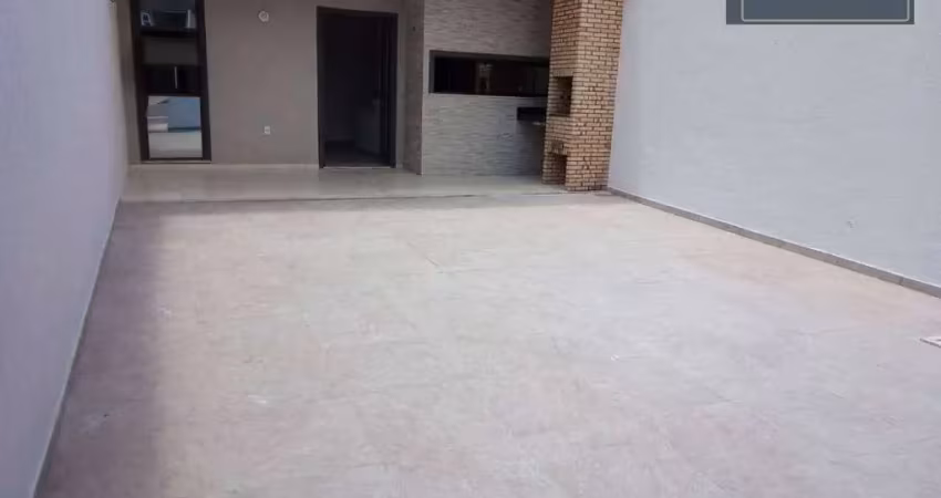 Casa Plana, Localizada no Coité, Excelente Padrão de Acabamentos