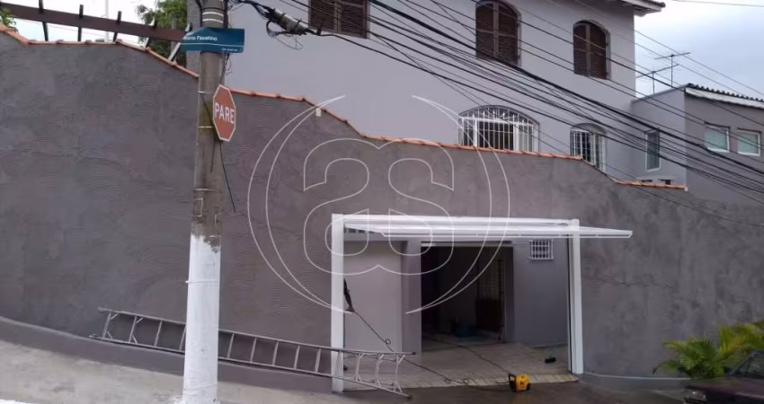 Sobrado no Campo Belo - 169m², 3 dorm, 3 banh e 2 vagas.