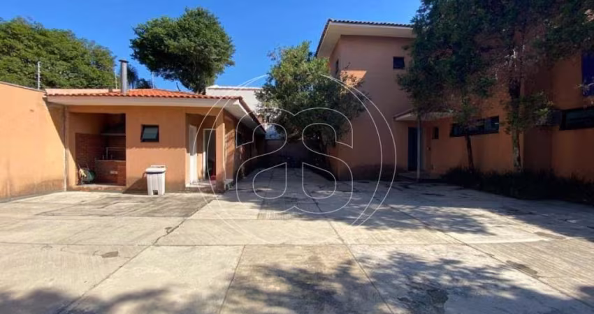 Sobrado comercial á venda com 7 vagas de garagem e 4 banheiros