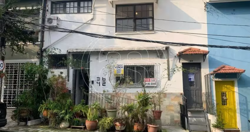 Casa residencial na vila mariana, rua fechada vaga e 4 dorm.