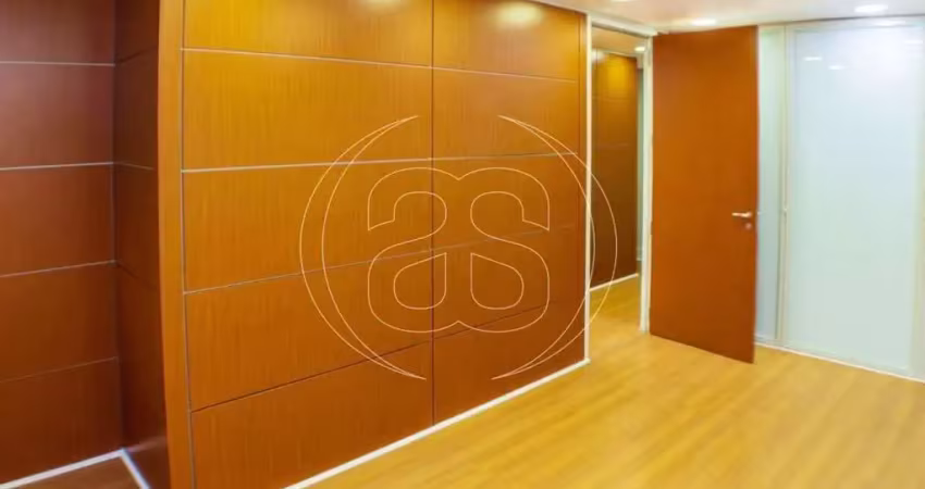 Conjunto comercial para locação com 6 salas e 2 vagas em moema