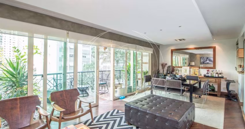 Prédio Neoclássico com apartamento de 138m² em Moema Pássaros.