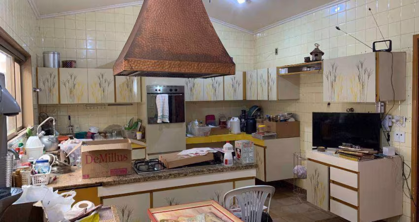 Casa térrea, com 712 m² de construção e 1.157 m² de terreno, sendo 45,50 m de frente, na parte alta do Alto da Boa Vista. Ideal para Casa de Repouso