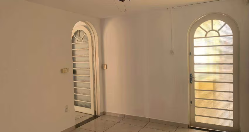 Casa térrea comercial na Av. Plínio de Castro Prado. Excelente ponto. 3 salas, 3 quartos, edícula, quintal, 3 vagas.