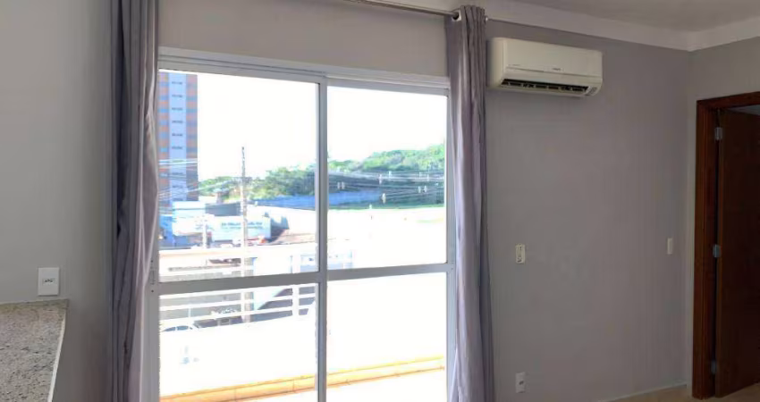 Apto. tipo flat, Jd. Botânico, 1 suíte, sala com sacada, garagem. Piscina semiolímpica, academia, quadra de tênis, salão de festas e varanda gourmet.