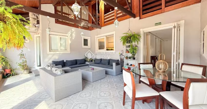 Casa com 3 quartos à venda na Rua Professor Pedro Santa Helena, 300, Jardim do Salso, Porto Alegre