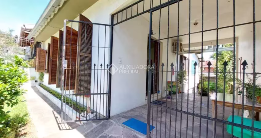 Casa com 3 quartos à venda na Avenida Teixeira Mendes, 298, Chácara das Pedras, Porto Alegre