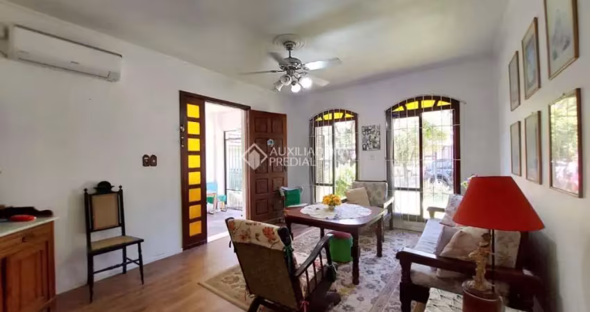 Casa com 3 quartos à venda na Avenida Teixeira Mendes, 298, Chácara das Pedras, Porto Alegre