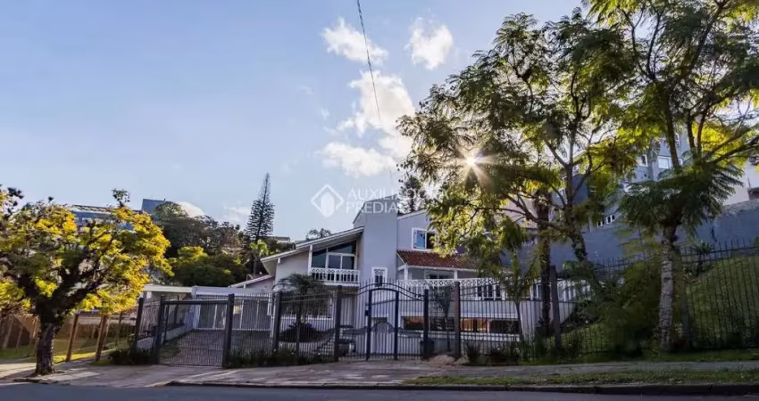 Casa com 5 quartos à venda na Rua Matias José Bins, 313, Três Figueiras, Porto Alegre