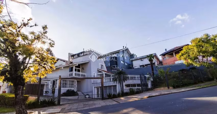 Casa com 5 quartos à venda na Rua Matias José Bins, 313, Três Figueiras, Porto Alegre