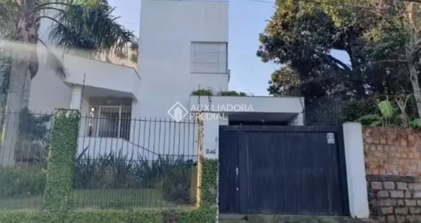 Casa com 3 quartos para alugar na Avenida Leonardo Carlucci, 246, Espírito Santo, Porto Alegre