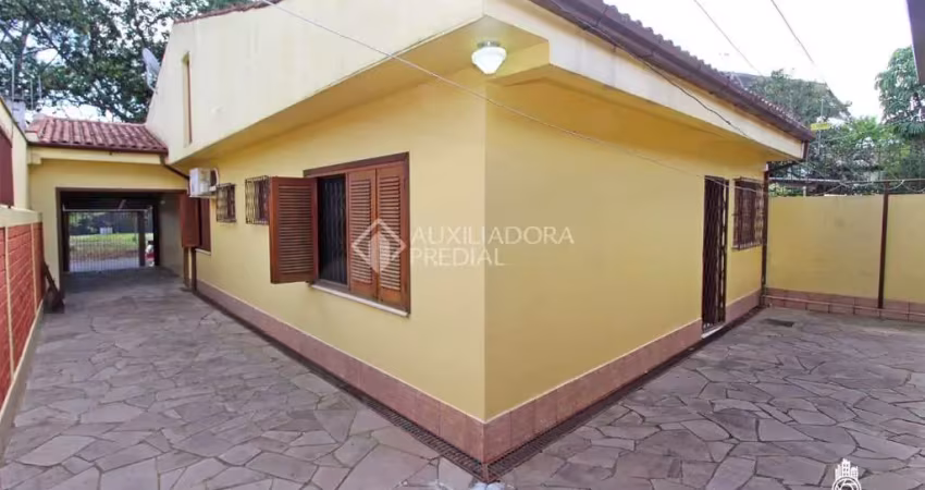 Casa com 3 quartos à venda na Avenida Carneiro da Fontoura, 651, Passo da Areia, Porto Alegre