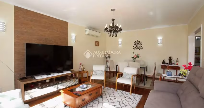 Casa com 3 quartos à venda na Rua Paulino Chaves, 427, Santo Antônio, Porto Alegre