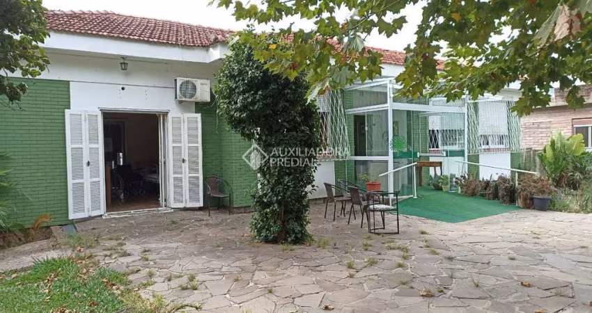 Casa com 5 quartos à venda na Avenida Cinco de Novembro, 56, Teresópolis, Porto Alegre