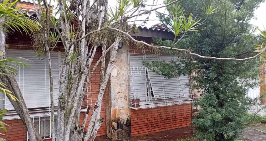Casa com 3 quartos à venda na Rua Rossini, 75, São Sebastião, Porto Alegre