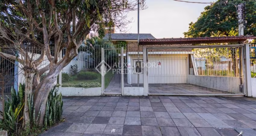 Casa com 3 quartos à venda na Rua Delfino Riet, 287, Santo Antônio, Porto Alegre