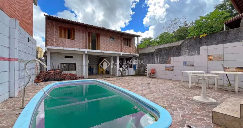 Casa com 3 quartos à venda na Rua Álvaro Nicofé, 150, Vila Jardim, Porto Alegre