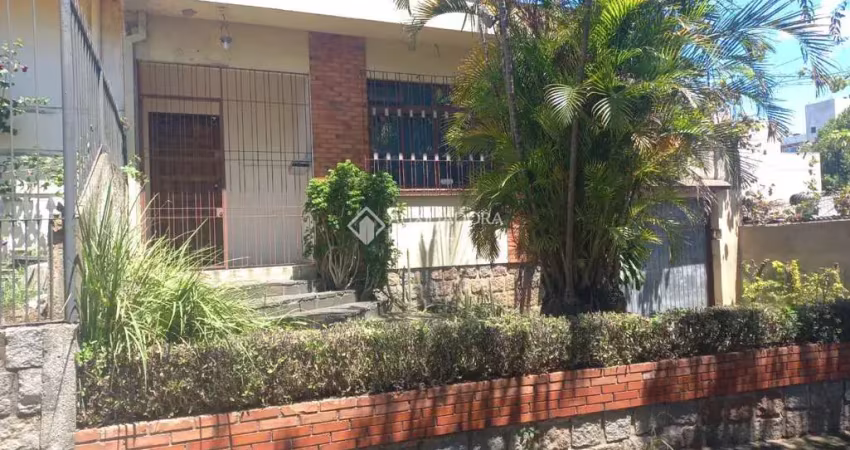 Casa com 3 quartos à venda na Rua Roque Calage, 379, Passo da Areia, Porto Alegre