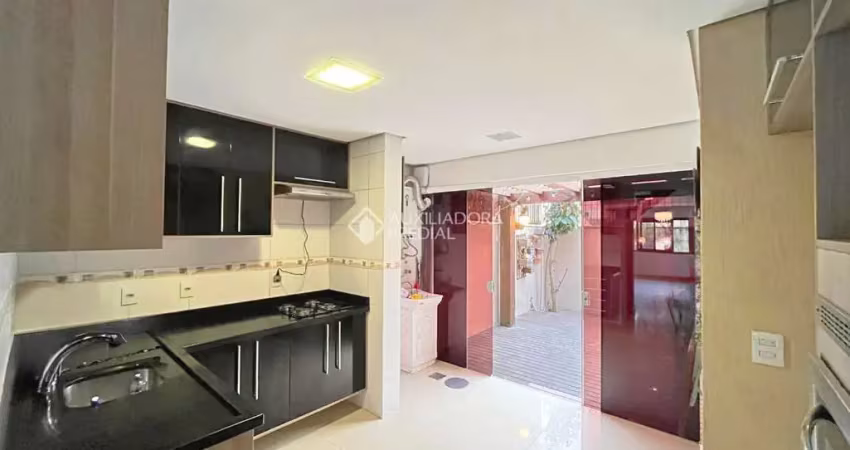 Casa com 2 quartos à venda na Rua Irmão Jaime Biazus, 211, Guarujá, Porto Alegre