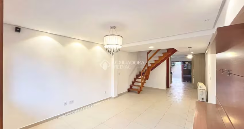 Casa com 2 quartos à venda na Rua Irmão Jaime Biazus, 211, Guarujá, Porto Alegre