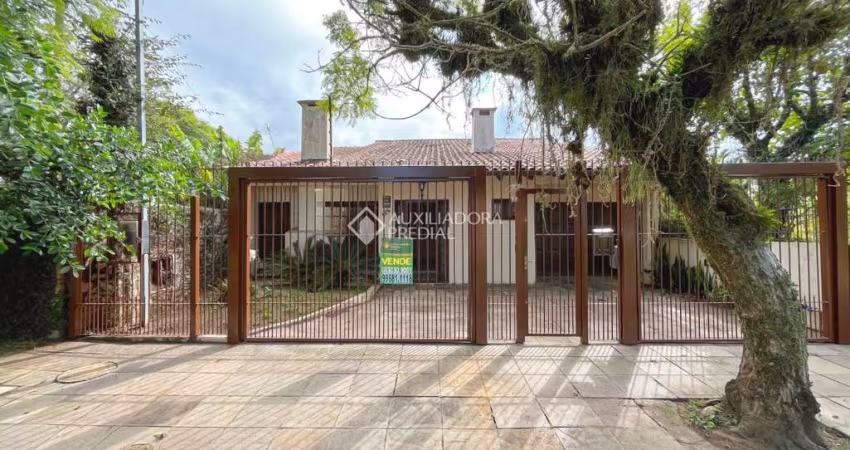 Casa com 3 quartos à venda na Avenida Ararangua, 126, Guarujá, Porto Alegre