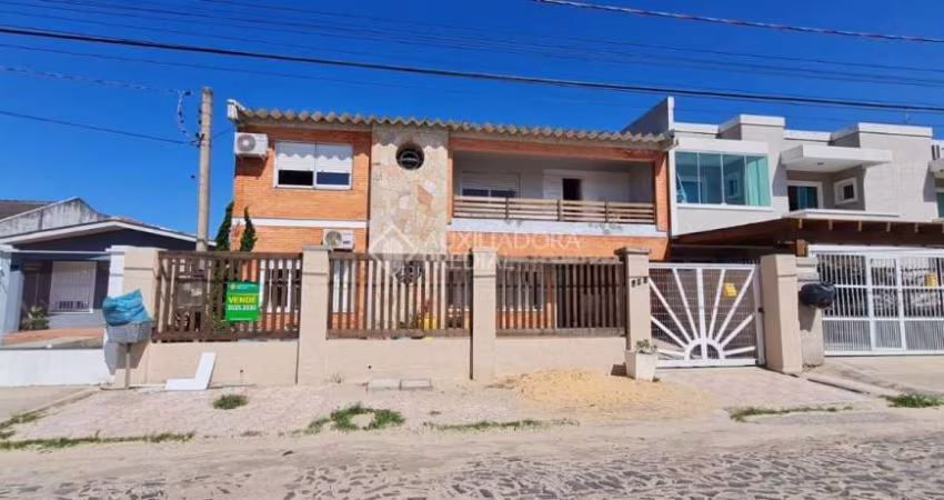 Casa com 3 quartos à venda na CASTRO ALVES, 497, Centro, Tramandaí