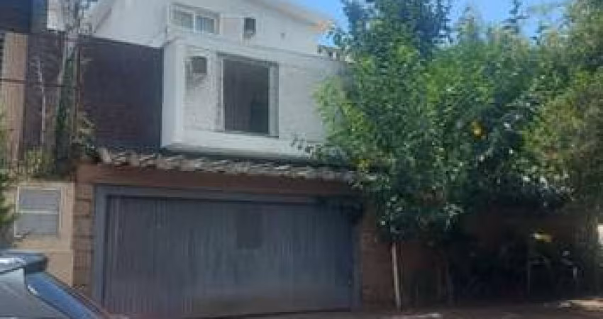 Casa com 3 quartos à venda na Avenida Pirapó, 22, Petrópolis, Porto Alegre