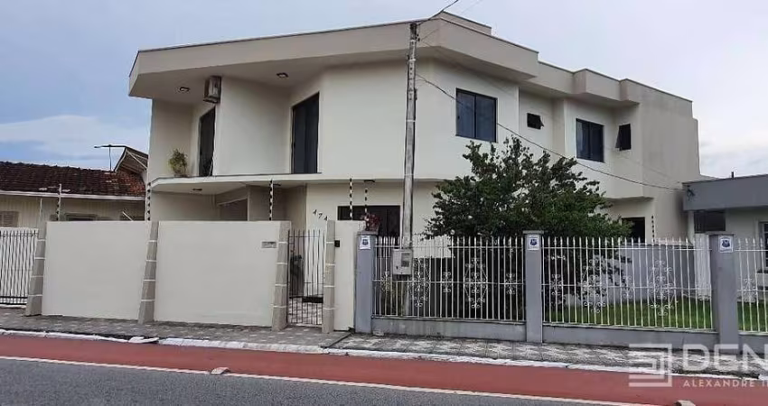 Casa - 1 Suíte + 4 Qt - 3 Vagas de Garagem - Centro - Itajaí/SC