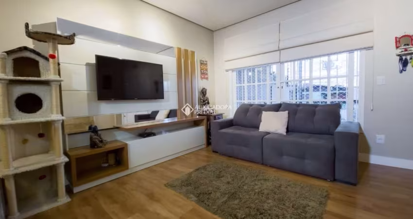 Casa com 3 quartos à venda na Rua Padre João Batista Reus, 2125, Camaquã, Porto Alegre