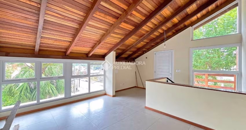 Casa com 3 quartos à venda na Rua dos Guenoas, 1200, Guarujá, Porto Alegre