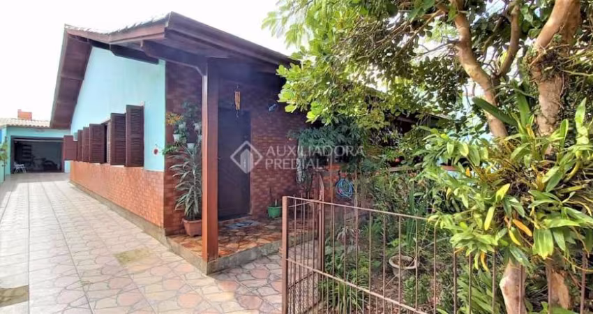 Casa com 3 quartos à venda na Rua Santa Mônica, 591, Ponta Grossa, Porto Alegre