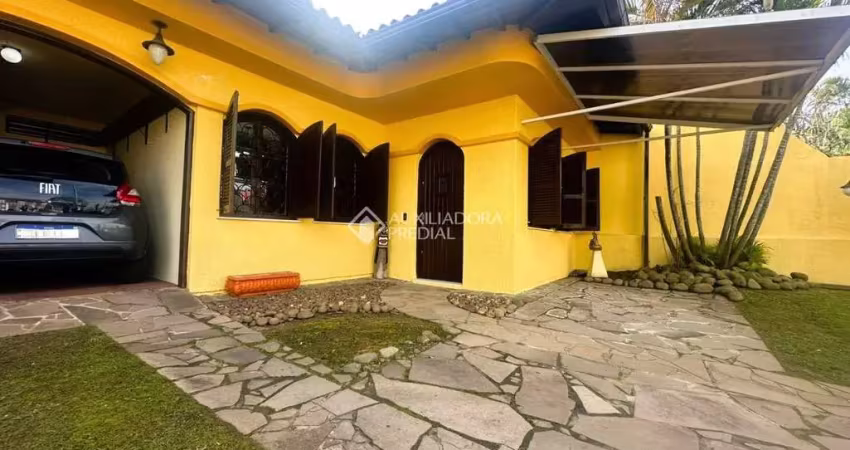 Casa com 3 quartos à venda na Rua dos Guenoas, 1099, Guarujá, Porto Alegre