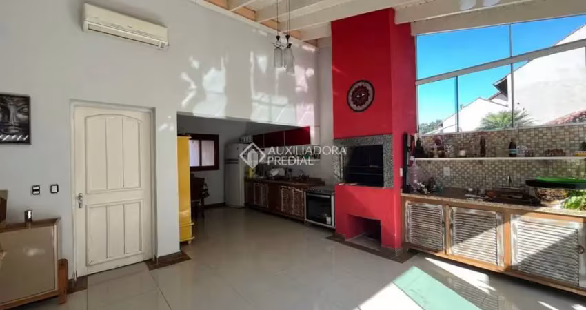 Casa em condomínio fechado com 2 quartos à venda na Avenida Orleaes, 105, Guarujá, Porto Alegre