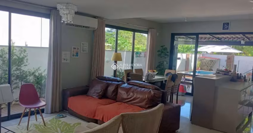Casa em condomínio fechado com 3 quartos à venda na Rua da Escova de Garrafa, 541, Cachoeira do Bom Jesus, Florianópolis