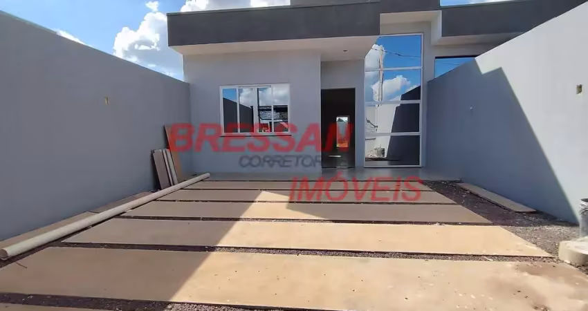 Casa com 84 mts no períolo com pé direito alto lote 150 mts