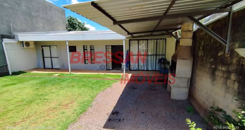 Casa usada aos fundos  com 85 MTS terreno 300 MTS  no bairro Canadá