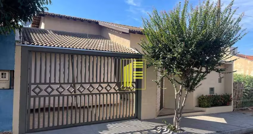 Casa com 03 dormitórios, churrasqueira e 02 vagas de garagem no