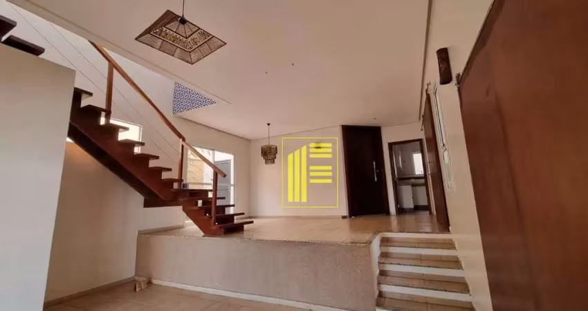 Casa em condomínio para locação próximo da represa, 03 suítes com piscina.
