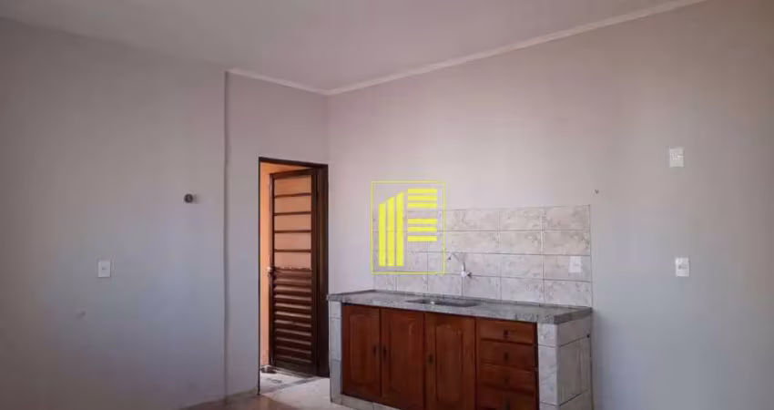 Casa com 03 dormitórios para locação no jardim manoel del arco.