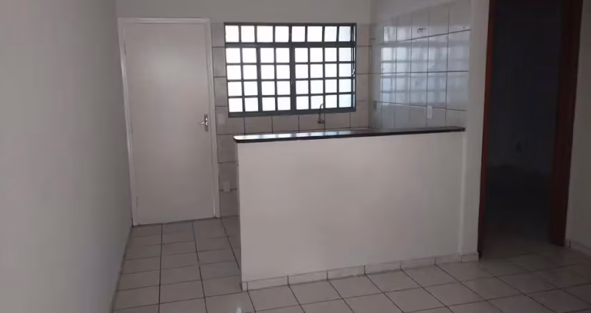 Casa para locação com 02 dormitórios no vila ipiranga.