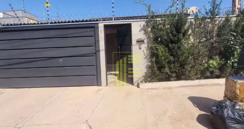 Casa para locação no aroeira com 02 quartos e 02 vagas de garagem.
