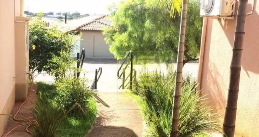 Casa em condomínio para locação com 03 dormitórios, 02 wc, 02 vagas e lazer completo no condomínio.