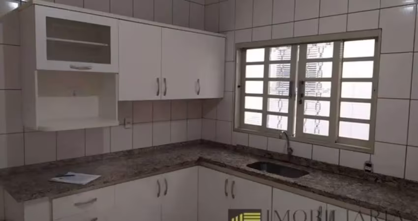 Apartamento com 01 quarto e 01 vaga coberta para locação na vila maceno
