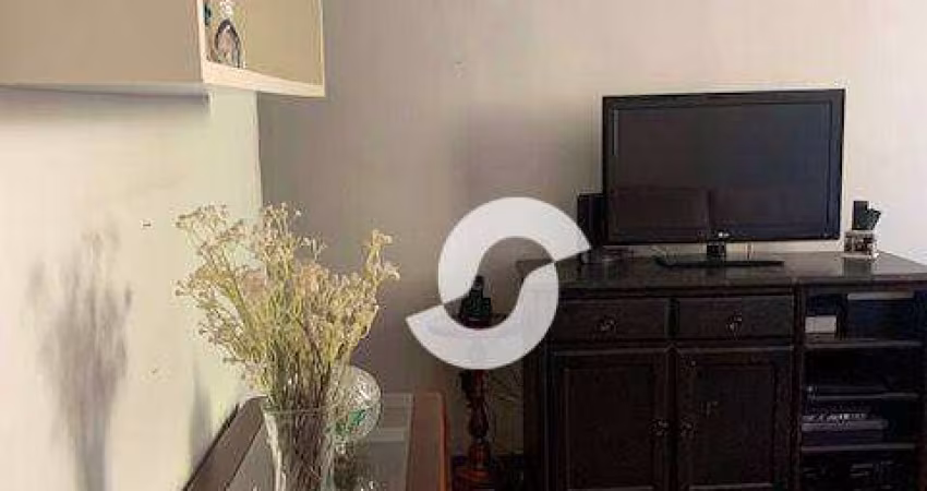 Bom apartamento com sala, 2 quartos, banheiro social, cozinha e área de serviço. uma vaga de garagem.