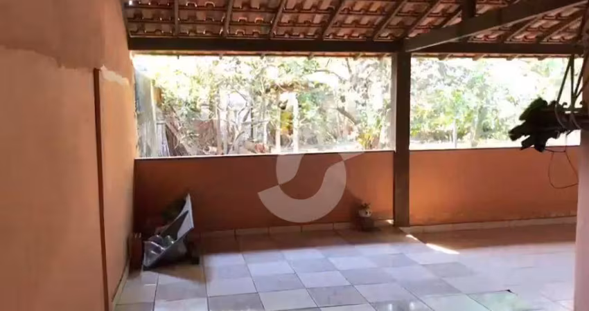 Itaboraí Boa casa linear, com sala, 3 quartos, sendo 1 suíte, 1 banheiro social, copa cozinha, uma boa varanda na frente, vaga de garagem