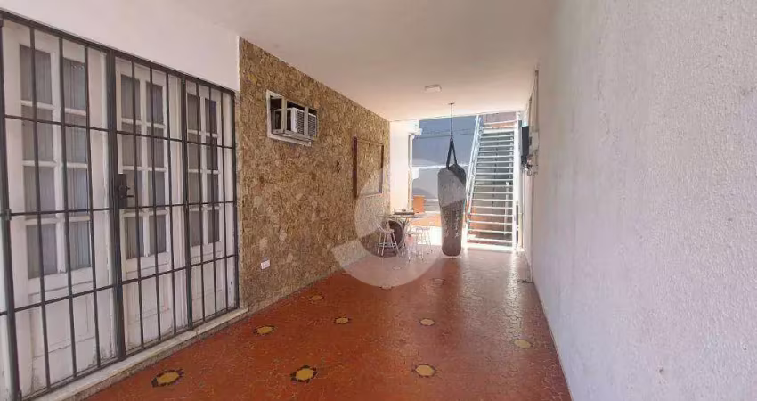 Excelente casa duplex localizada em uma rua residencial e tranquila de icaraí. essa residência solar possui 5 amplos quartos, 2 salas grandes, cozinha