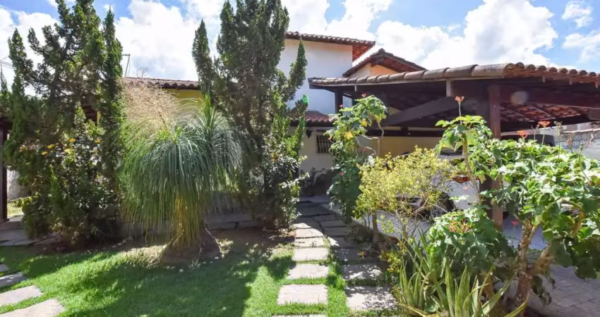 Casa linear com piscina, próximo às melhores praias da ro